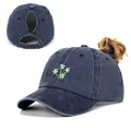 Navy gewassen denim paardenstaart baseballpet met delicate witte geborduurde bloemen - Eén maat / Paardenstaartstijl / Marineblauw