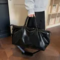 Μεγάλη μαύρη γυαλιστερή τσάντα ταξιδιού από δερματίνη με διπλές λαβές και ρυθμιζόμενο λουρί - Χωρίς μενταγιόν / Μαύρο