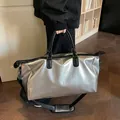 Κομψή ασημί μεταλλική τσάντα ταξιδιού μεγάλης χωρητικότητας με μαύρες λαβές για γυναίκες - Χωρίς μενταγιόν / Ασημί