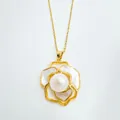 Primo piano dettagliato del ciondolo a camelia con inserti in madreperla e perla bianca - Ciondolo - Oro (perla Naturale) - Catena Non Inclusa