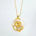 Dettaglio del ciondolo a camelia dorata con intarsio in conchiglia naturale e base DIY - Ciondolo - Oro (montatura Vuota) Catena Non Inclusa