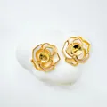 Vista dettagliata di basi per orecchini a camelia dorata con elegante intarsio in conchiglia - Orecchini - Oro (senza Montatura)