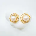 Vista dettagliata degli orecchini a camelia con conchiglia naturale e perla - Orecchini - Oro (perla Naturale)