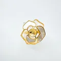 Anello a fiore di camelia placcato oro con intarsio in conchiglia naturale per DIY - Anello In Oro (montatura Aperta)