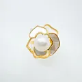 Anello a camelia elegante con petali in conchiglia naturale e perla centrale - Anello - Oro (perla Naturale)