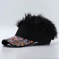 Lustiger schwarzer Visierhut mit Perücke und bunten glitzernden Strasssteinen Stil - Verstellbar / Bunte Strass / Schwarze Perücke
