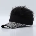 Modischer schwarzer Kunsthaar-Visierhut mit glitzernden Strasssteinen für Cosplay Look - Verstellbar / Silberner Strass / Schwarze Perücke