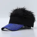 Lustige Sonnenvisier-Mütze mit schwarzer Perücke und blauen Strasssteinen am Schirm - Verstellbar / Blauer Strass / Schwarze Perücke