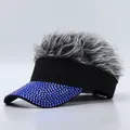 Lustiger schwarzer Visor-Hut mit flauschigem grauem Kunsthaar und blauem Strass-Schirm. - Verstellbar / Blauer Strass / Graue Perücke
