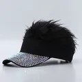 Neuheit schwarze Perücke Visier Kappe mit bunten Strass Krempe für Hip-Hop-Stil - Verstellbar / Strasssteine mit Farbverlauf / Schwarze Perücke