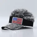 Originelle Visier-Mütze mit grauem Kunsthaar und einer US-Flagge aus glitzernden Strasssteinen - Verstellbar / US-Flagge mit Strass / Graue Perücke