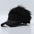 Modischer schwarzer Perücken-Visierhut mit schimmernder Strasskrempe im Hip-Hop-Stil - Verstellbar / Rein schwarze Strasssteine / Schwarze Perücke