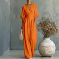 Vista completa di una tuta arancione acceso con scollo a V e vita alta su modella - 3XL / Top E Pantaloni / Arancione