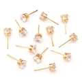 Nahaufnahme von DIY-Schmuckteilen mit funkelnden, vergoldeten Zirkonia-Ohrsteckern für Bastler - Ohrringe Ohne Baumelnde Stecker – Gold / 6mm