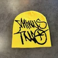 Berretto in maglia giallo vivace con motivo graffiti nero per uno stile street invernale. - Giallo / M (52-59)