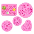 Lot de cinq moules en silicone rose en forme de fleurs pour déco de gâteaux et chocolats - Ensemble de 5 fleurs roses - Mix floral