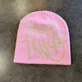 Berretto rosa in maglia con design graffiti Minus Two per lo stile street invernale - Rosa e Beige / M (52-59)