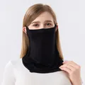 Maschera protettiva solare e scaldacollo in seta di gelso nera indossata dal modello - Taglia unica / Nero