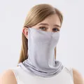 Maschera solare in seta di gelso grigio chiaro con protezione per il collo su modella - Taglia unica / Grigio Argento