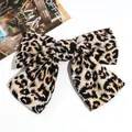 Elegante haarclip met grote stoffen strik in luipaardprint en retro modieuze stijl - Gele Haarclip Met Luipaardprint