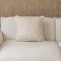 Funda de cojín crema con árbol de Navidad de mechones y borde de felpa decorativa. - Un Gran Árbol Beige / 45x45cm (Solo Funda)