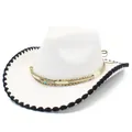 Dettaglio cappello da cowboy in lana bianca con tesa cucita nera e fascia decorata con piuma. - Bianco