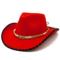 Dettaglio del cappello da cowboy in feltro rosso con piuma e tesa cucita nera - Rosso