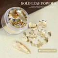 Détail macro de flocons de feuille d'or champagne pour une décoration d'ongles DIY. - Grande Bouteille De Papier Aluminium 08