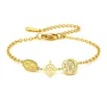 Gros plan sur un bracelet en acier inoxydable doré avec des icônes de la Vierge Marie - Pendentif En Or - Nœud De Prêtresse