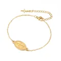 Détail d'un bracelet religieux en acier inoxydable doré avec médaille de Marie et croix - Pendentif En Or - Croix Ajourée Sur Chaînette