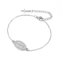 Gros plan d'un bracelet en acier inoxydable argenté avec médaille de la Vierge et croix - Couleur Acier (pendentif) - Croix Creuse Au Bout De La Chaîne