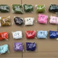 Diciotto pacchetti di muschio artificiale colorato per decorazioni di paesaggi e bonsai - Confezione da 10g / Colori Assortiti (18 Colori Disponibili)