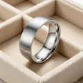 Nahaufnahme eines 8mm Titan-Herrenrings mit gebürstetem Finish und Innengravur. - US 7 / Stahlfarben