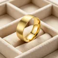 Detailansicht eines 8mm goldenen Titanrings mit matt gebürsteter Oberfläche und poliertem Inneren. - US 7 / Gold