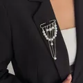 Elegante broche de imperdible plateado con perlas de imitación blancas y flecos de cadena - Estilo de Borla de Perla Artificial (0380) / Plateado