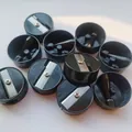 Varios sacapuntas manuales redondos compactos con cuchillas de metal en acabado negro - Negro a granel