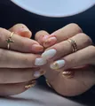 Unghie finte eleganti bianche e oro con trama in rilievo 3D e finitura perlata chic - XS/S/M / Striscia Finita a Dimensione Intera / Confezione da 30 pezzi / Rosa nude