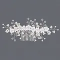 Peigne à cheveux de mariée fait main avec fleurs en tissu blanc et perles élégantes. - Robe Argentée Assortie Au Peigne Hs-j6957s