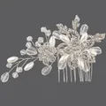 Peigne à cheveux de mariée fait main en argent avec perles blanches et strass étincelants - Peigne Fait Main Orné De Fleurs En Strass Hs-j1082