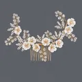 Peigne à cheveux de mariée élégant avec perles blanches et cristaux artisanaux dorés - Accessoire De Cheveux Polyvalent Orné De Strass Floraux Hs-j6206