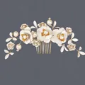 Peigne à cheveux de mariée fait main avec fleurs blanches, pétales dorés et perles. - Bandeau Polyvalent Sur Le Thème De L'anniversaire Hs-j6193