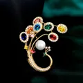 Eleganter vergoldeter Pfau-Anstecknadel mit bunten Zirkonen und einer großen weißen Perle - B289