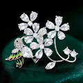 Luxuriöse Kolibri- und Blumenbrosche mit Zirkonia, bunter Emaille und funkelnden Steinen. - B505