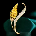 Lujoso broche de espiga de trigo dorado con brillantes cristales de circonita cúbica - B155
