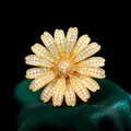 Exquisito broche floral dorado con cristales de circonita cúbica microengastados - B344