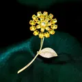 Elegante broche de girasol de cristal amarillo con detalles de hojas de micro-circonio - B469