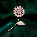 Exquisito broche de girasol de cristal rosa con hoja de circón en terciopelo verde. - B470