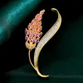 Broche de lujo chapado en oro con circones rosas y blancos para mayor elegancia - B156