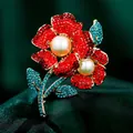 Exquisito broche de flor con cristales rojos y verde azulado y elegantes perlas blancas - B538