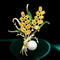 Elegante broche de espiga de trigo dorado con cristales amarillos y perla blanca - B493